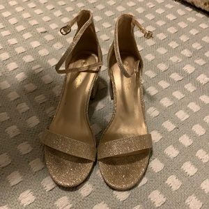 Women’s gold fat heel shoe. Size 8